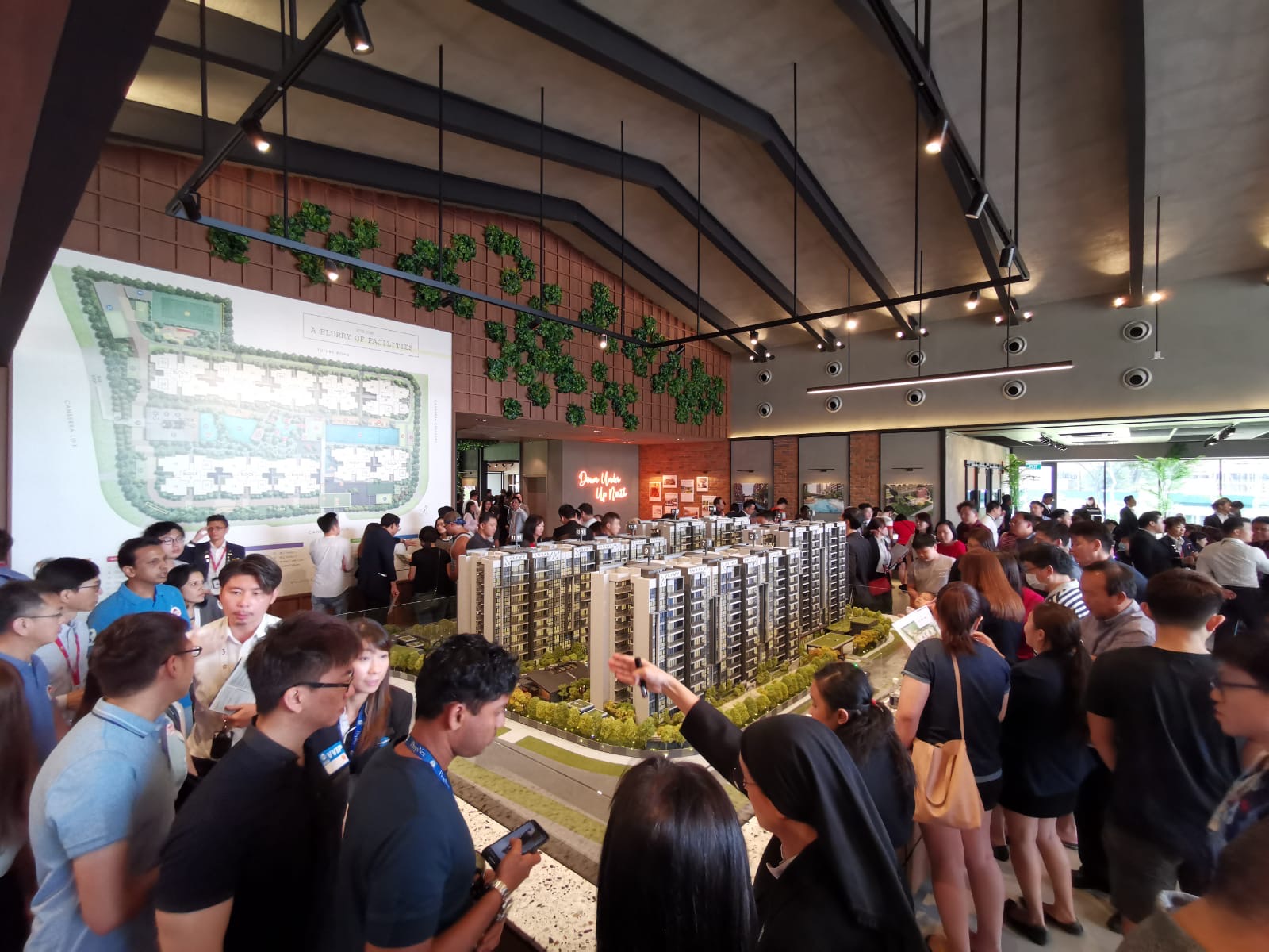 The crowd at Parc Canberra showflat on the first weekend of public preview (Photo: Albert Chua/EdgeProp Singapore)