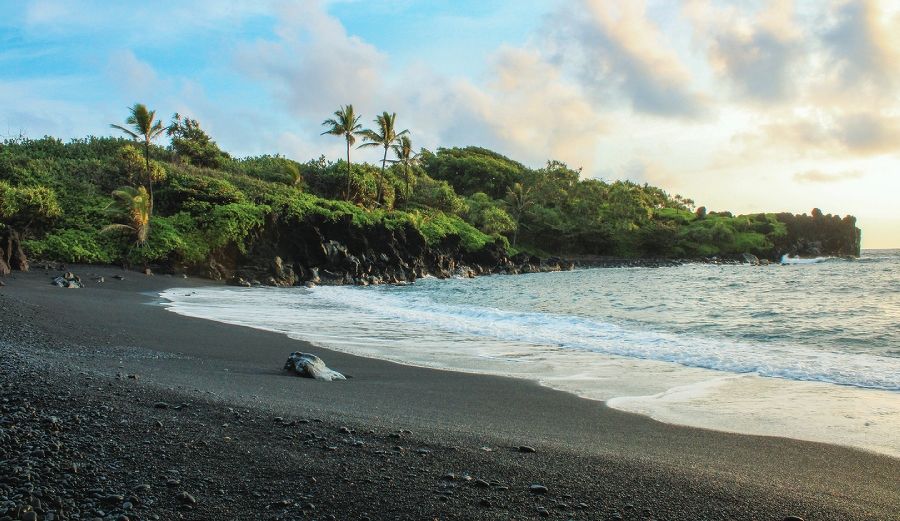 Black sand beach - Maui