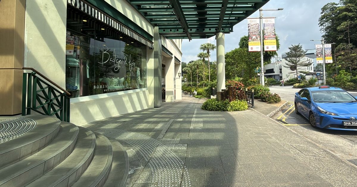 Sheltered drop-off point at Tanglin Mall