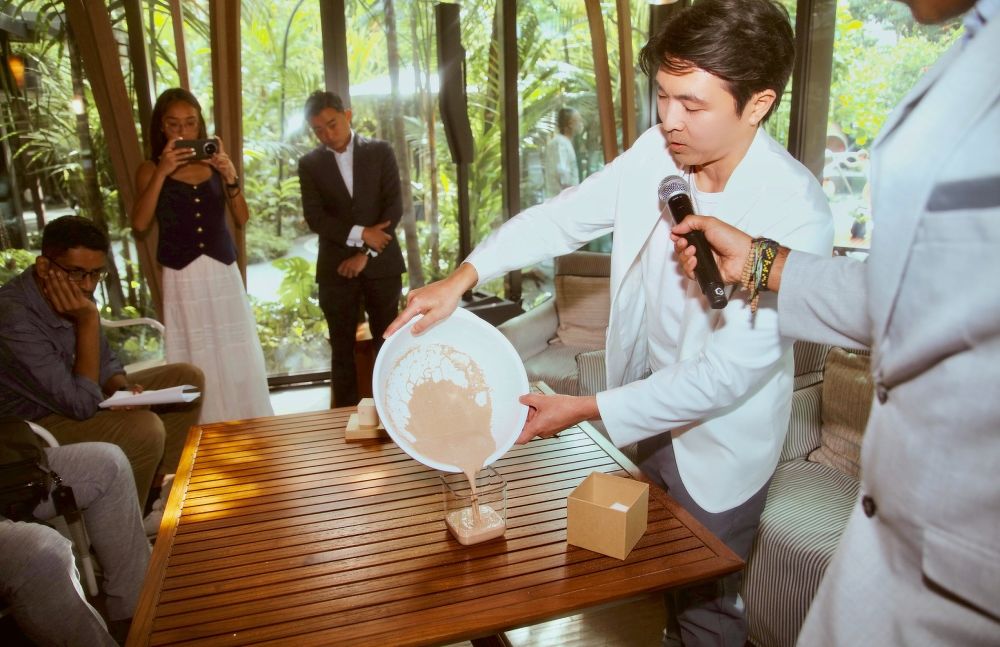 Kody Kato demonstrating the mixing process to create Kaera at the Singapore launch event at Grand Hyatt