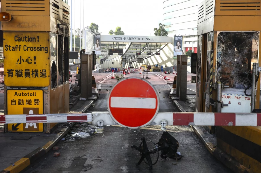 The Cross-Harbour Tunnel remains shut due to roadblocks on November 17. Intensifying clashes between protesters and police hurt property market sentiment last month. Photo: Winson Wong