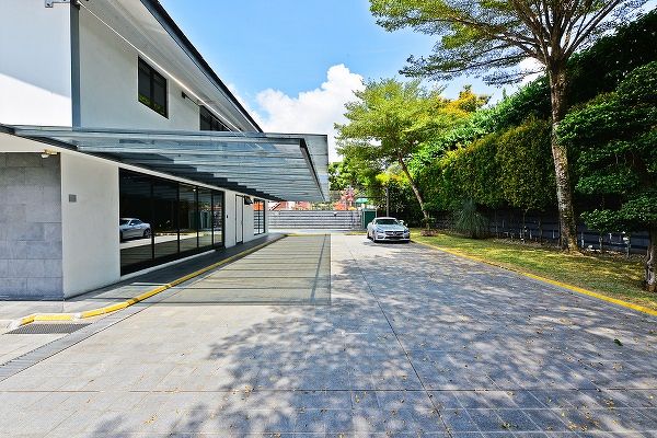  The 9,599 sq ft site has a car porch that has plenty of space to showcase a sizeable car collection